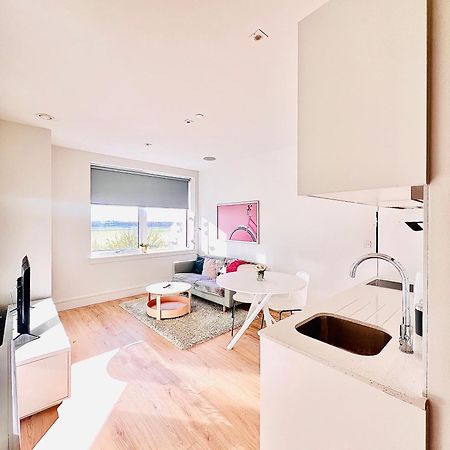 Luxx Apartment & Suites, London Heathrow Airport, Terminal 4, Piccadilly Underground Train Station Nearby! Hillingdon Bagian luar foto