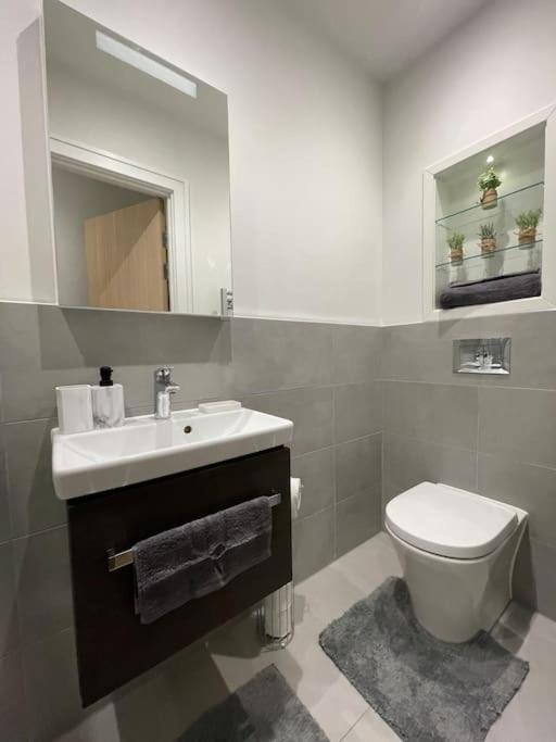 Luxx Apartment & Suites, London Heathrow Airport, Terminal 4, Piccadilly Underground Train Station Nearby! Hillingdon Bagian luar foto