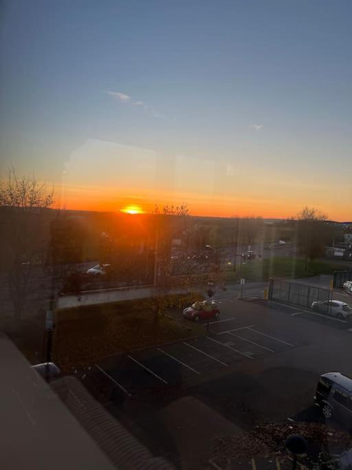 Luxx Apartment & Suites, London Heathrow Airport, Terminal 4, Piccadilly Underground Train Station Nearby! Hillingdon Bagian luar foto