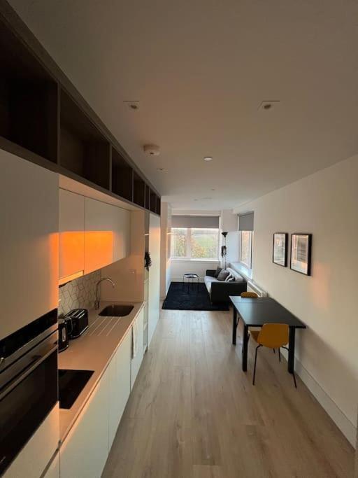 Luxx Apartment & Suites, London Heathrow Airport, Terminal 4, Piccadilly Underground Train Station Nearby! Hillingdon Bagian luar foto