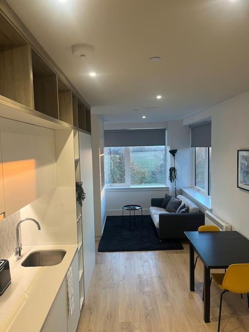Luxx Apartment & Suites, London Heathrow Airport, Terminal 4, Piccadilly Underground Train Station Nearby! Hillingdon Bagian luar foto