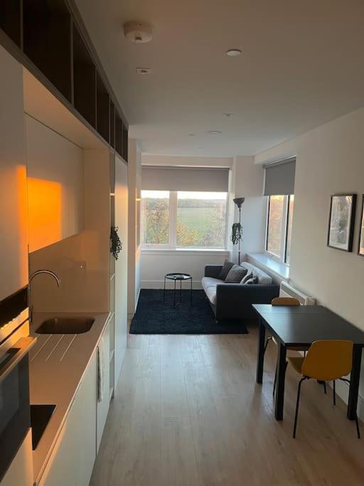 Luxx Apartment & Suites, London Heathrow Airport, Terminal 4, Piccadilly Underground Train Station Nearby! Hillingdon Bagian luar foto