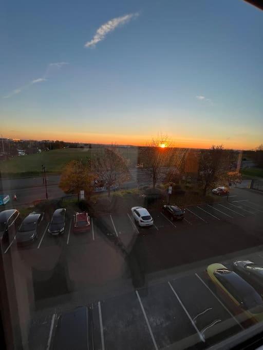 Luxx Apartment & Suites, London Heathrow Airport, Terminal 4, Piccadilly Underground Train Station Nearby! Hillingdon Bagian luar foto