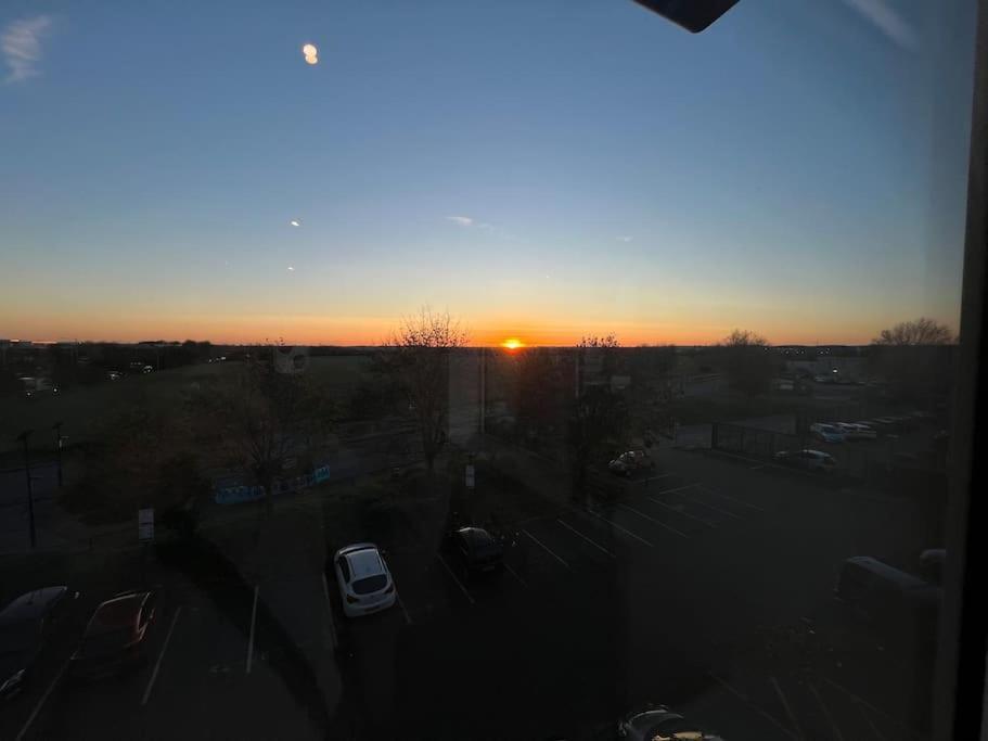 Luxx Apartment & Suites, London Heathrow Airport, Terminal 4, Piccadilly Underground Train Station Nearby! Hillingdon Bagian luar foto