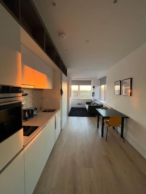 Luxx Apartment & Suites, London Heathrow Airport, Terminal 4, Piccadilly Underground Train Station Nearby! Hillingdon Bagian luar foto