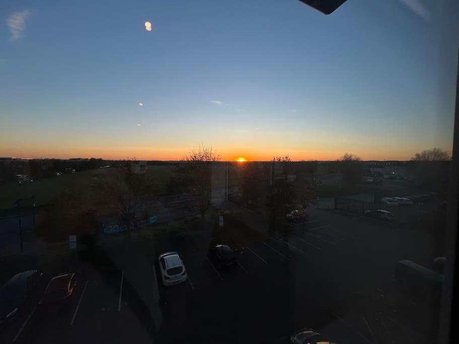 Luxx Apartment & Suites, London Heathrow Airport, Terminal 4, Piccadilly Underground Train Station Nearby! Hillingdon Bagian luar foto