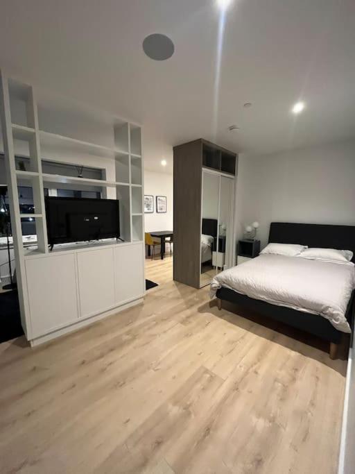 Luxx Apartment & Suites, London Heathrow Airport, Terminal 4, Piccadilly Underground Train Station Nearby! Hillingdon Bagian luar foto