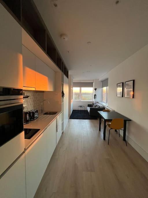 Luxx Apartment & Suites, London Heathrow Airport, Terminal 4, Piccadilly Underground Train Station Nearby! Hillingdon Bagian luar foto