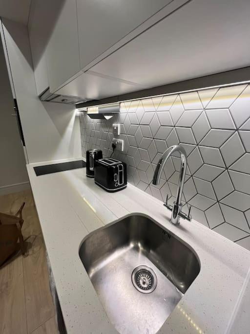 Luxx Apartment & Suites, London Heathrow Airport, Terminal 4, Piccadilly Underground Train Station Nearby! Hillingdon Bagian luar foto