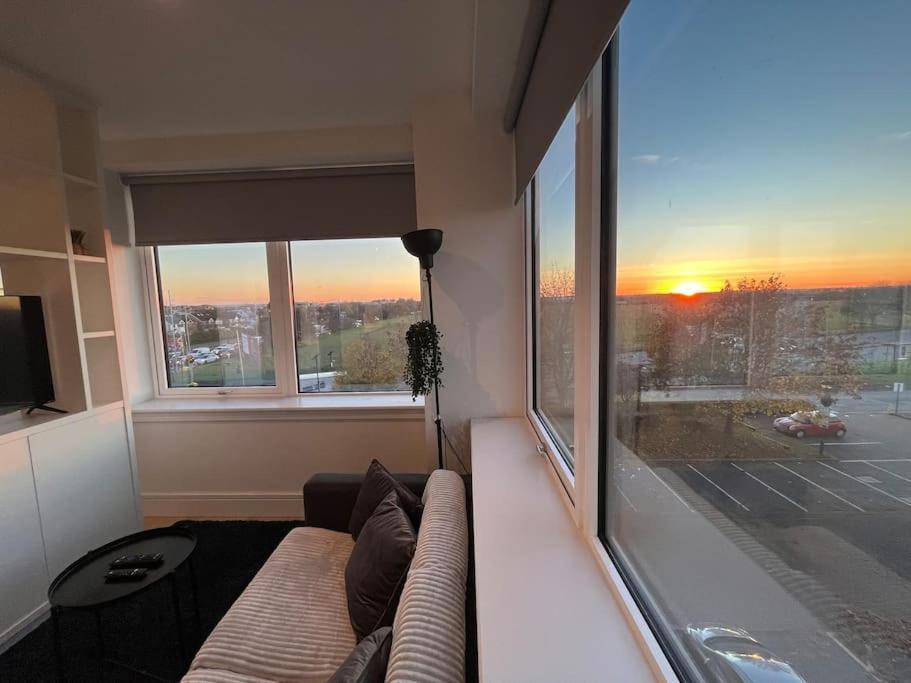 Luxx Apartment & Suites, London Heathrow Airport, Terminal 4, Piccadilly Underground Train Station Nearby! Hillingdon Bagian luar foto