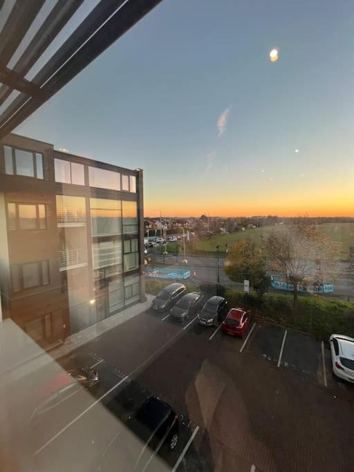 Luxx Apartment & Suites, London Heathrow Airport, Terminal 4, Piccadilly Underground Train Station Nearby! Hillingdon Bagian luar foto