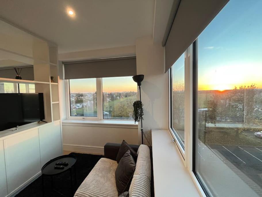 Luxx Apartment & Suites, London Heathrow Airport, Terminal 4, Piccadilly Underground Train Station Nearby! Hillingdon Bagian luar foto