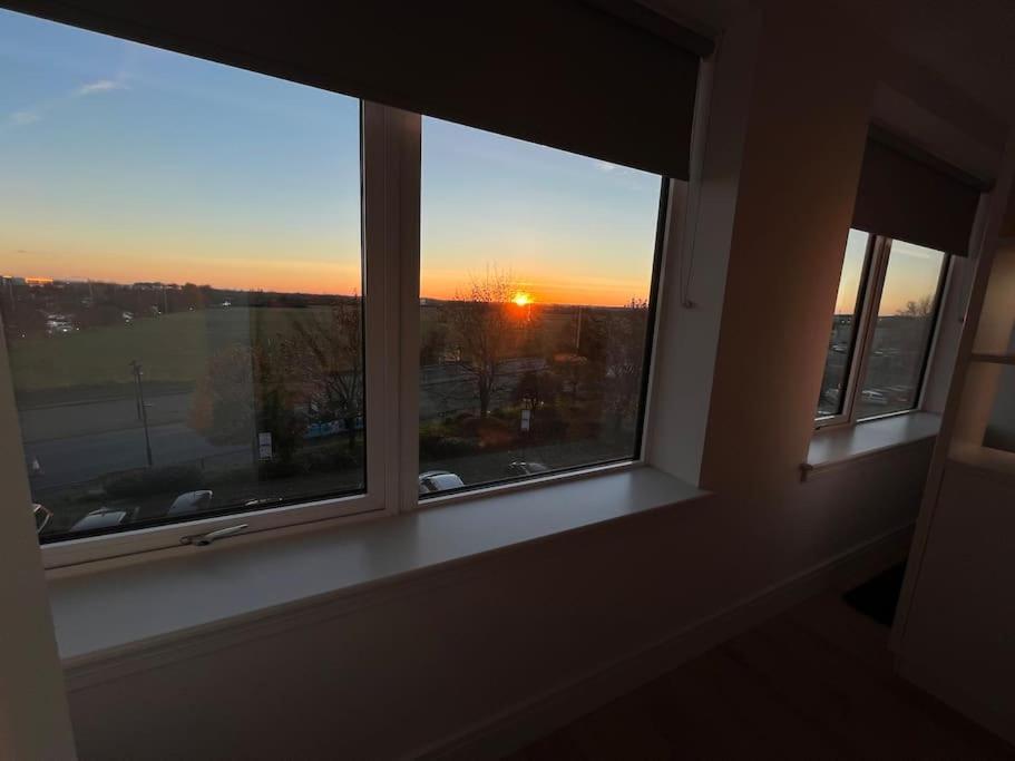 Luxx Apartment & Suites, London Heathrow Airport, Terminal 4, Piccadilly Underground Train Station Nearby! Hillingdon Bagian luar foto