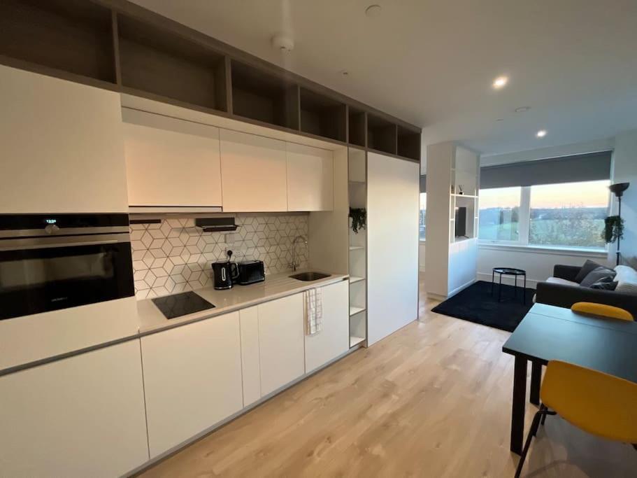 Luxx Apartment & Suites, London Heathrow Airport, Terminal 4, Piccadilly Underground Train Station Nearby! Hillingdon Bagian luar foto