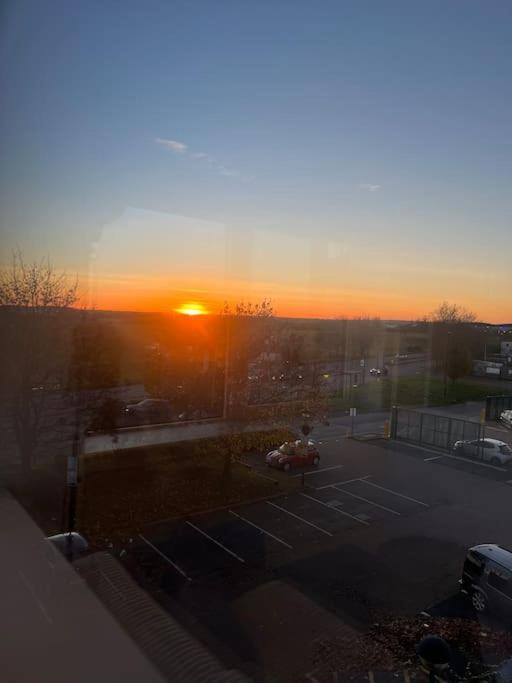 Luxx Apartment & Suites, London Heathrow Airport, Terminal 4, Piccadilly Underground Train Station Nearby! Hillingdon Bagian luar foto