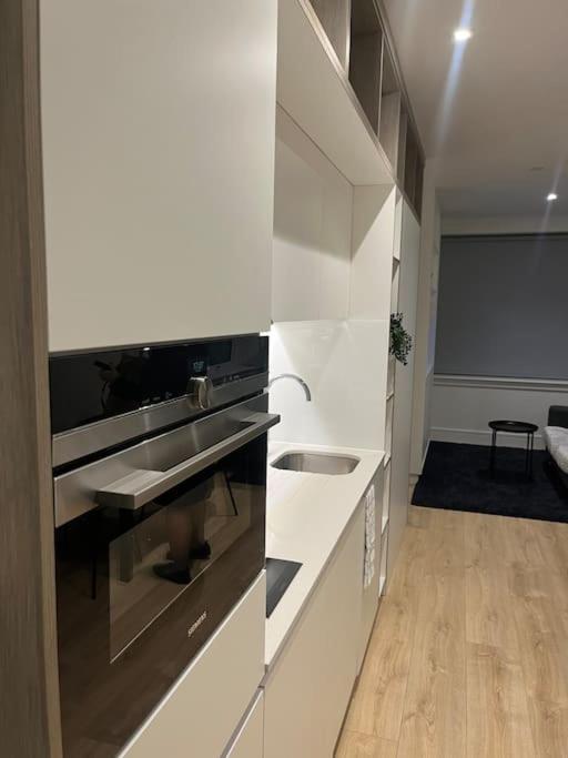 Luxx Apartment & Suites, London Heathrow Airport, Terminal 4, Piccadilly Underground Train Station Nearby! Hillingdon Bagian luar foto