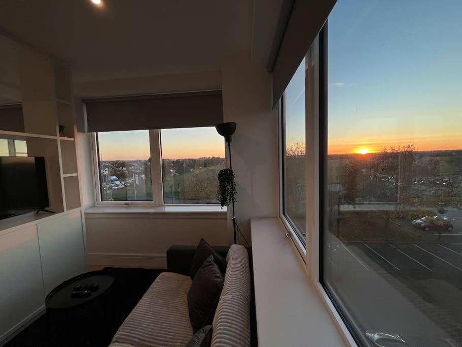 Luxx Apartment & Suites, London Heathrow Airport, Terminal 4, Piccadilly Underground Train Station Nearby! Hillingdon Bagian luar foto