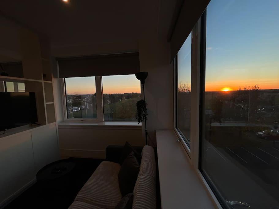 Luxx Apartment & Suites, London Heathrow Airport, Terminal 4, Piccadilly Underground Train Station Nearby! Hillingdon Bagian luar foto