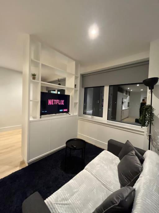 Luxx Apartment & Suites, London Heathrow Airport, Terminal 4, Piccadilly Underground Train Station Nearby! Hillingdon Bagian luar foto