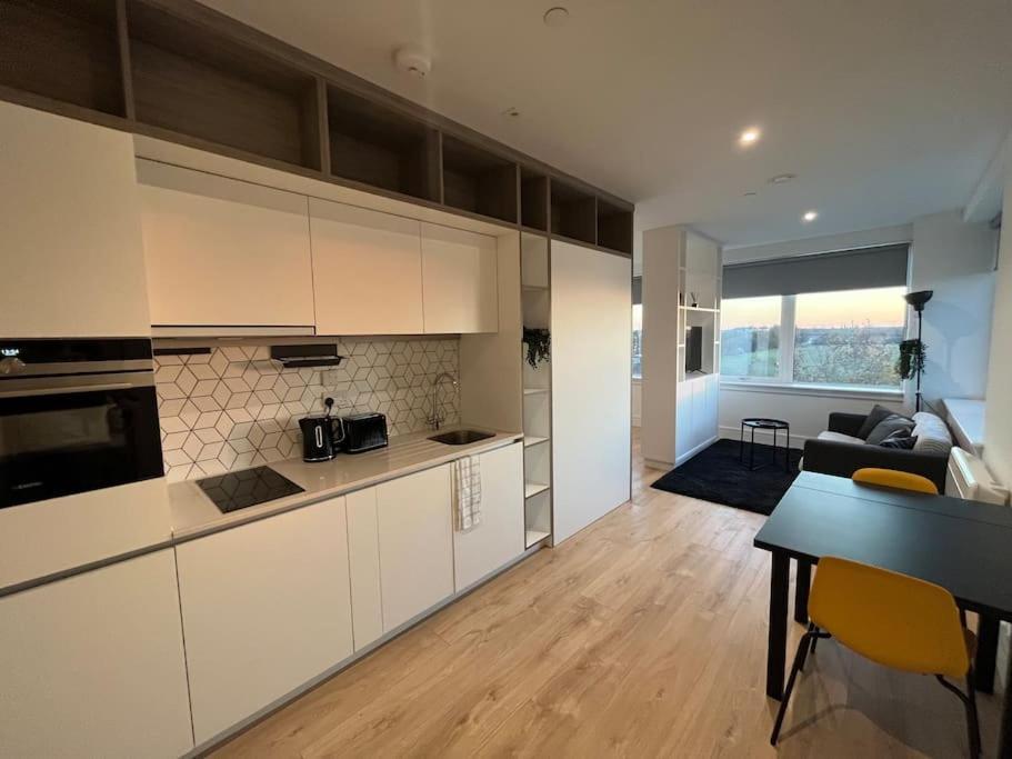 Luxx Apartment & Suites, London Heathrow Airport, Terminal 4, Piccadilly Underground Train Station Nearby! Hillingdon Bagian luar foto