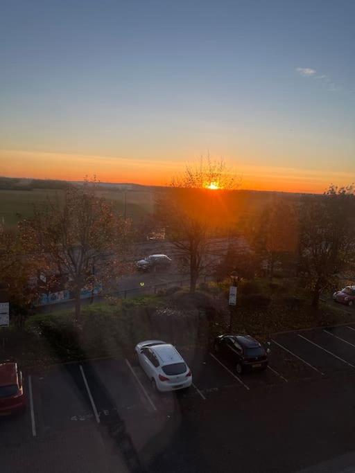 Luxx Apartment & Suites, London Heathrow Airport, Terminal 4, Piccadilly Underground Train Station Nearby! Hillingdon Bagian luar foto