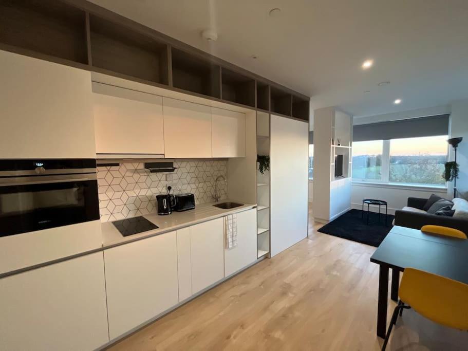 Luxx Apartment & Suites, London Heathrow Airport, Terminal 4, Piccadilly Underground Train Station Nearby! Hillingdon Bagian luar foto