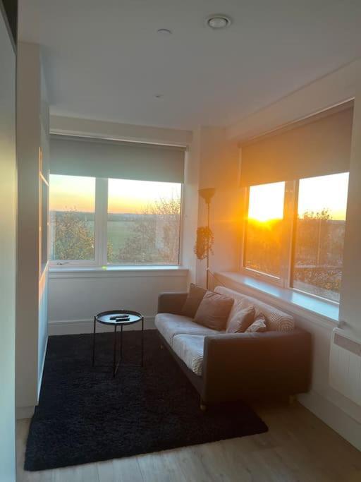 Luxx Apartment & Suites, London Heathrow Airport, Terminal 4, Piccadilly Underground Train Station Nearby! Hillingdon Bagian luar foto