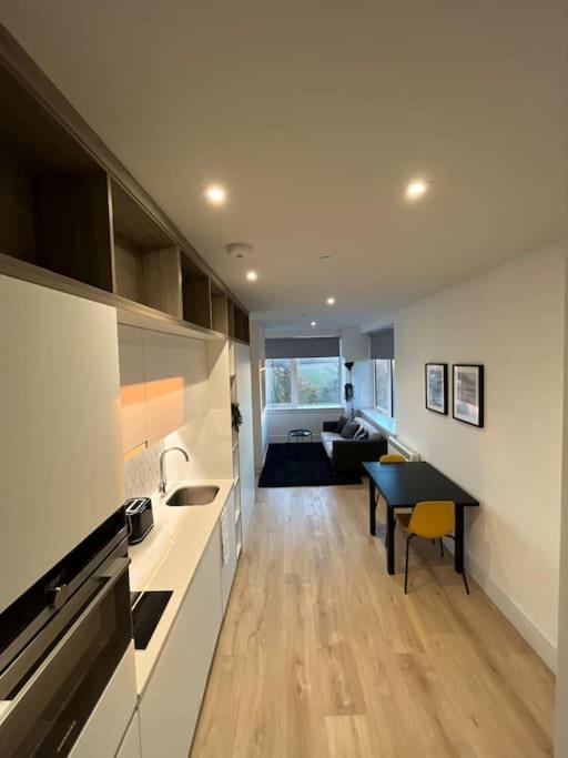 Luxx Apartment & Suites, London Heathrow Airport, Terminal 4, Piccadilly Underground Train Station Nearby! Hillingdon Bagian luar foto