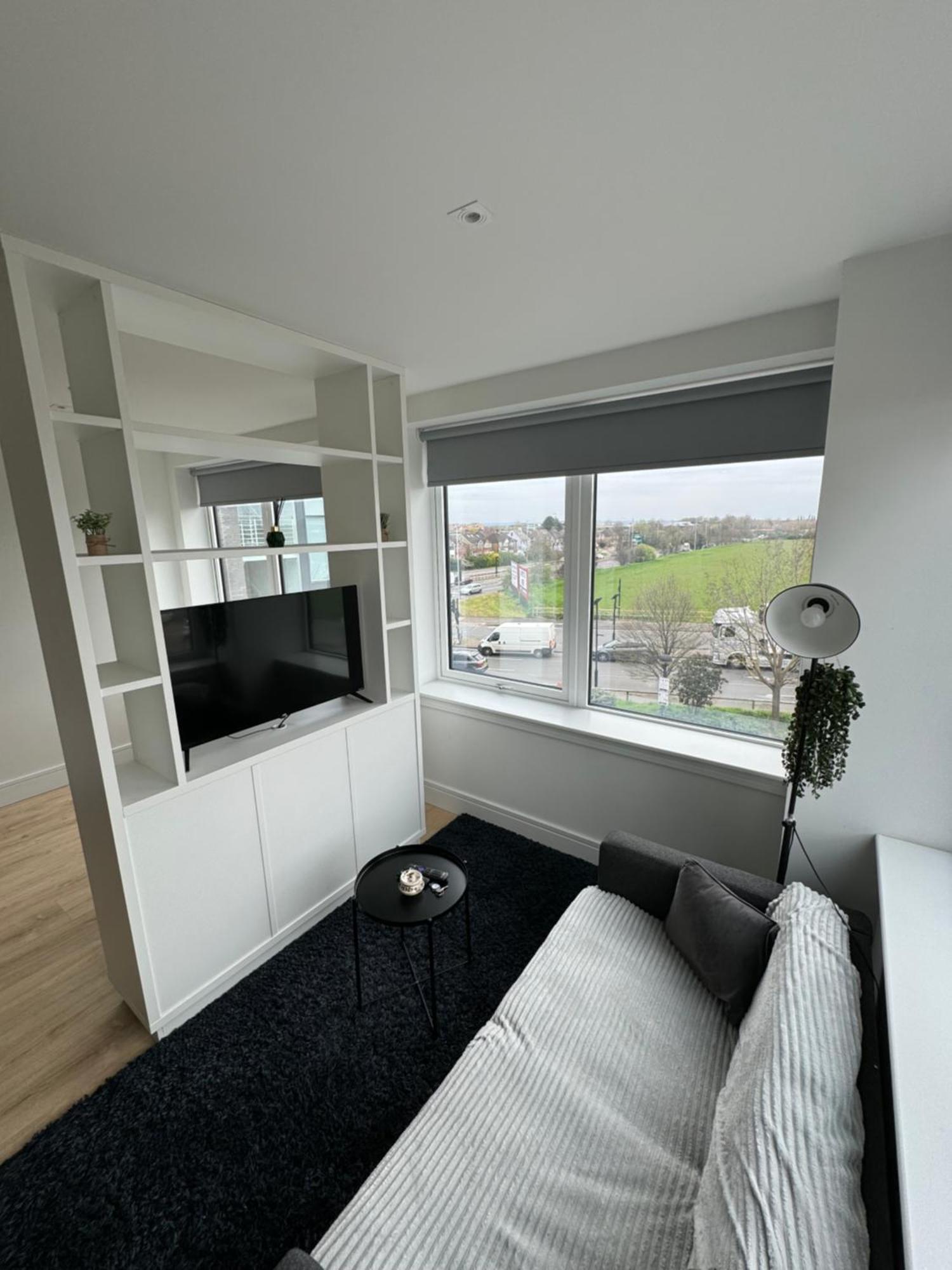 Luxx Apartment & Suites, London Heathrow Airport, Terminal 4, Piccadilly Underground Train Station Nearby! Hillingdon Bagian luar foto