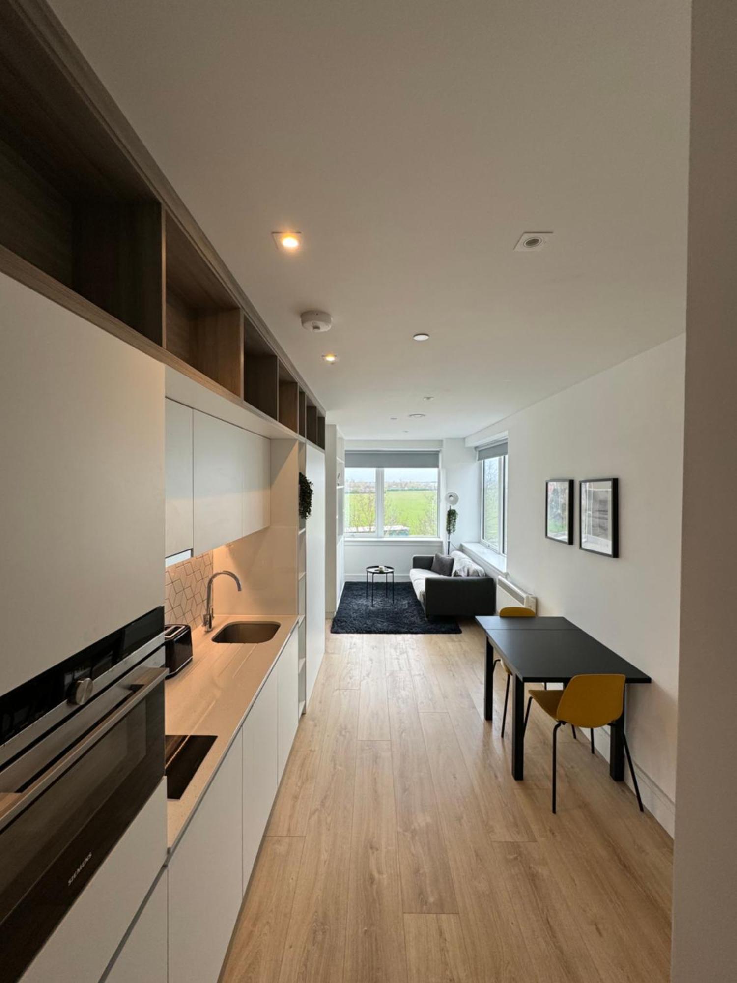 Luxx Apartment & Suites, London Heathrow Airport, Terminal 4, Piccadilly Underground Train Station Nearby! Hillingdon Bagian luar foto
