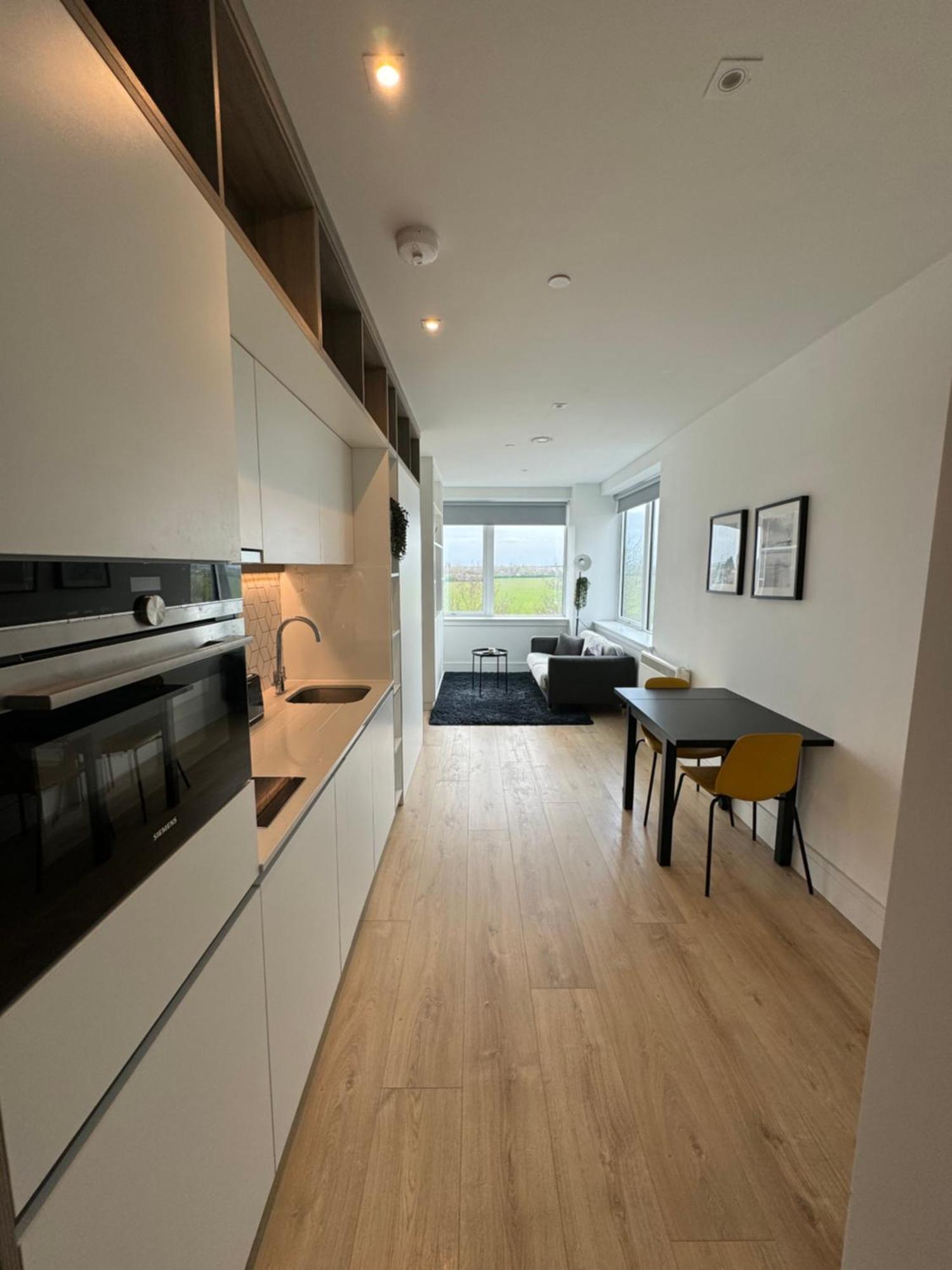 Luxx Apartment & Suites, London Heathrow Airport, Terminal 4, Piccadilly Underground Train Station Nearby! Hillingdon Bagian luar foto