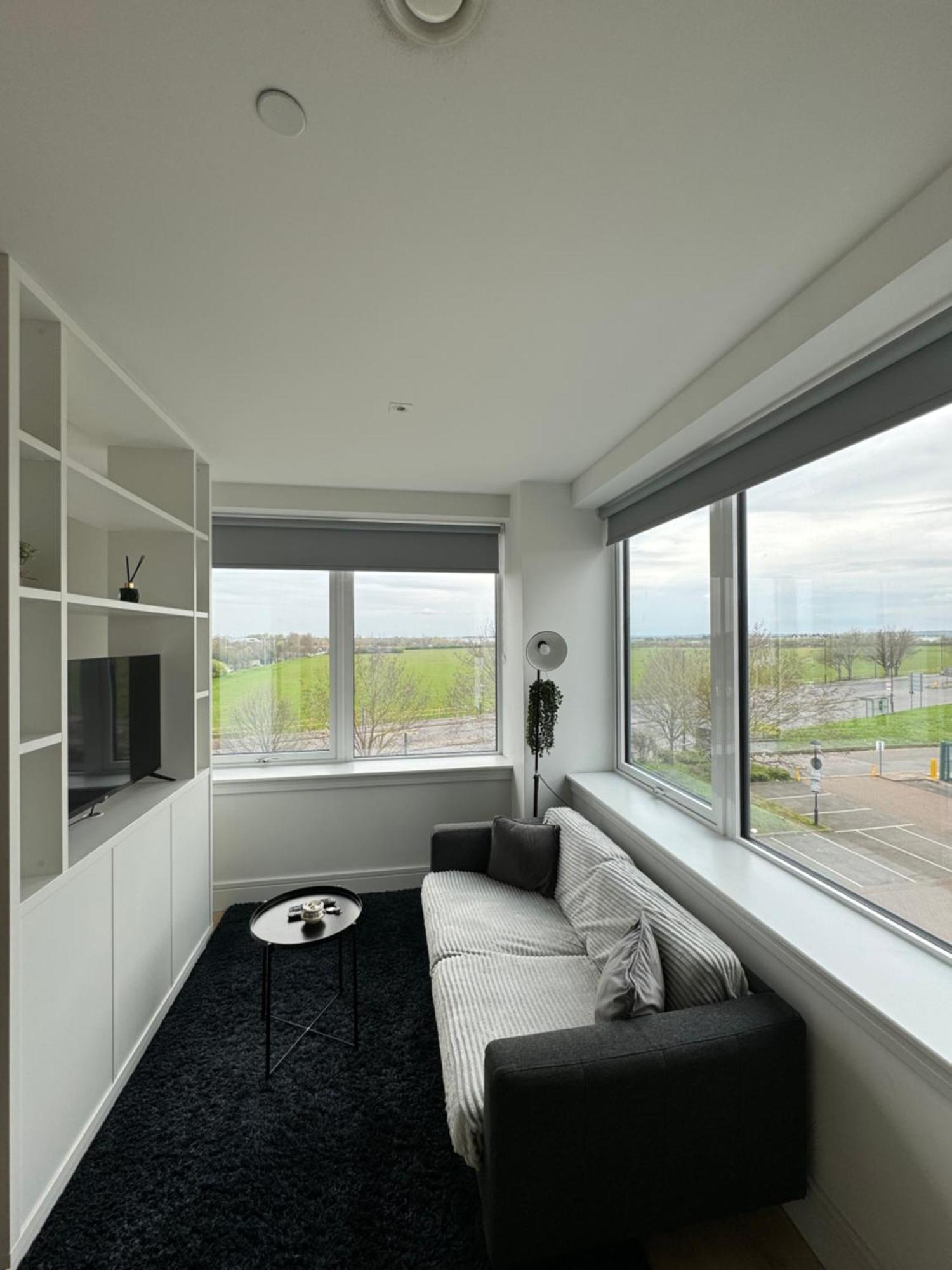 Luxx Apartment & Suites, London Heathrow Airport, Terminal 4, Piccadilly Underground Train Station Nearby! Hillingdon Bagian luar foto