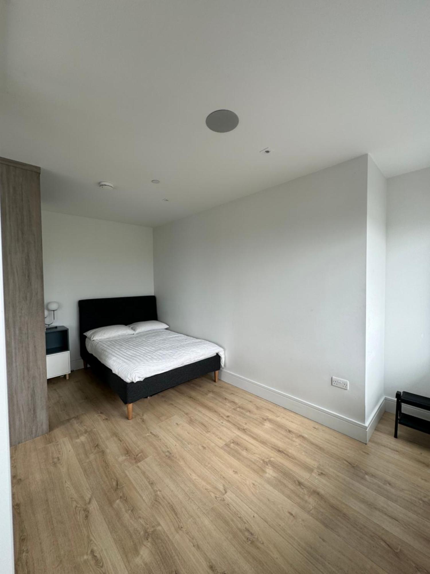 Luxx Apartment & Suites, London Heathrow Airport, Terminal 4, Piccadilly Underground Train Station Nearby! Hillingdon Bagian luar foto
