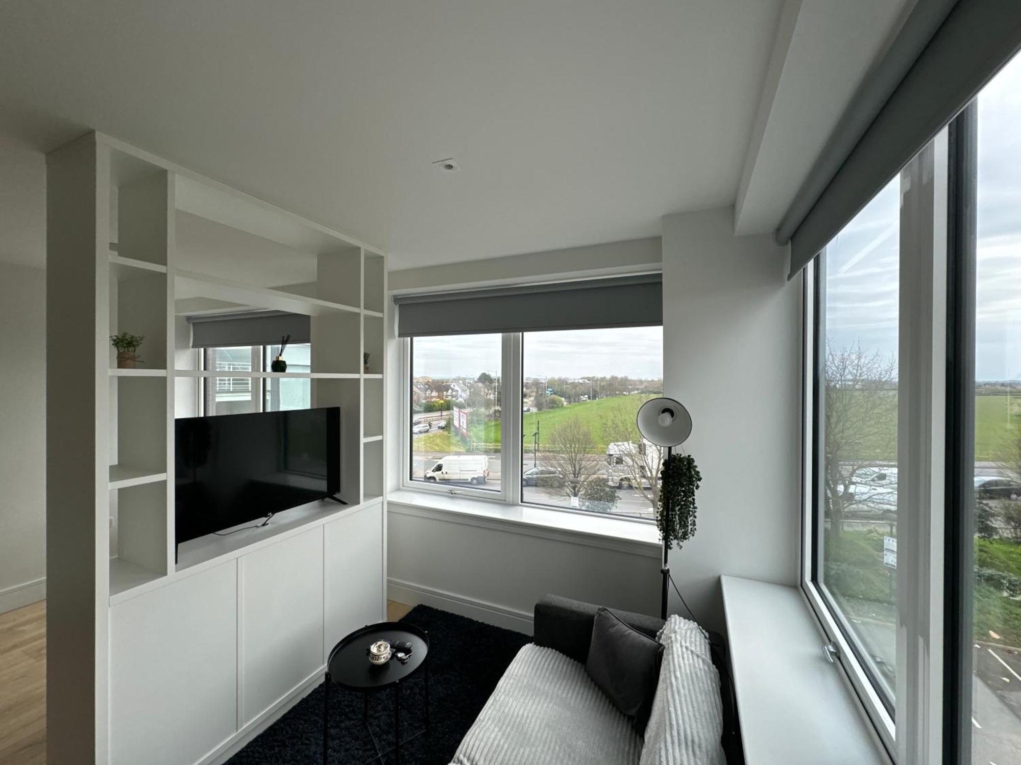 Luxx Apartment & Suites, London Heathrow Airport, Terminal 4, Piccadilly Underground Train Station Nearby! Hillingdon Bagian luar foto