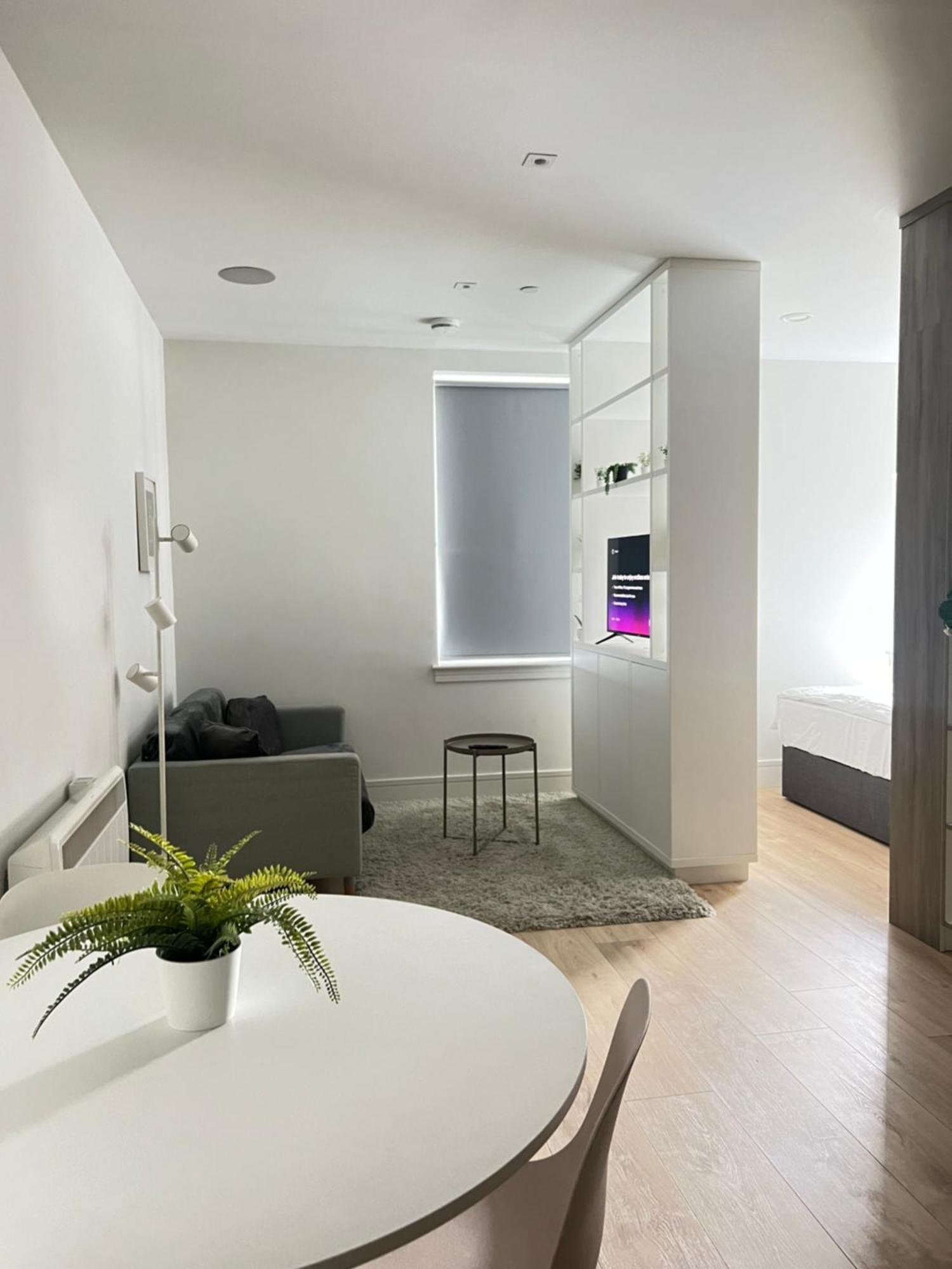Luxx Apartment & Suites, London Heathrow Airport, Terminal 4, Piccadilly Underground Train Station Nearby! Hillingdon Bagian luar foto