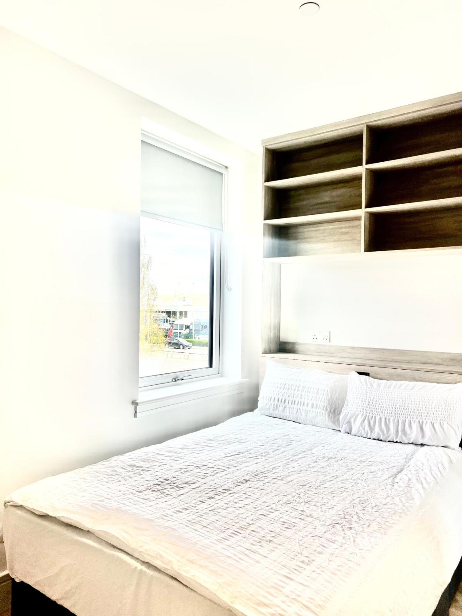 Luxx Apartment & Suites, London Heathrow Airport, Terminal 4, Piccadilly Underground Train Station Nearby! Hillingdon Bagian luar foto